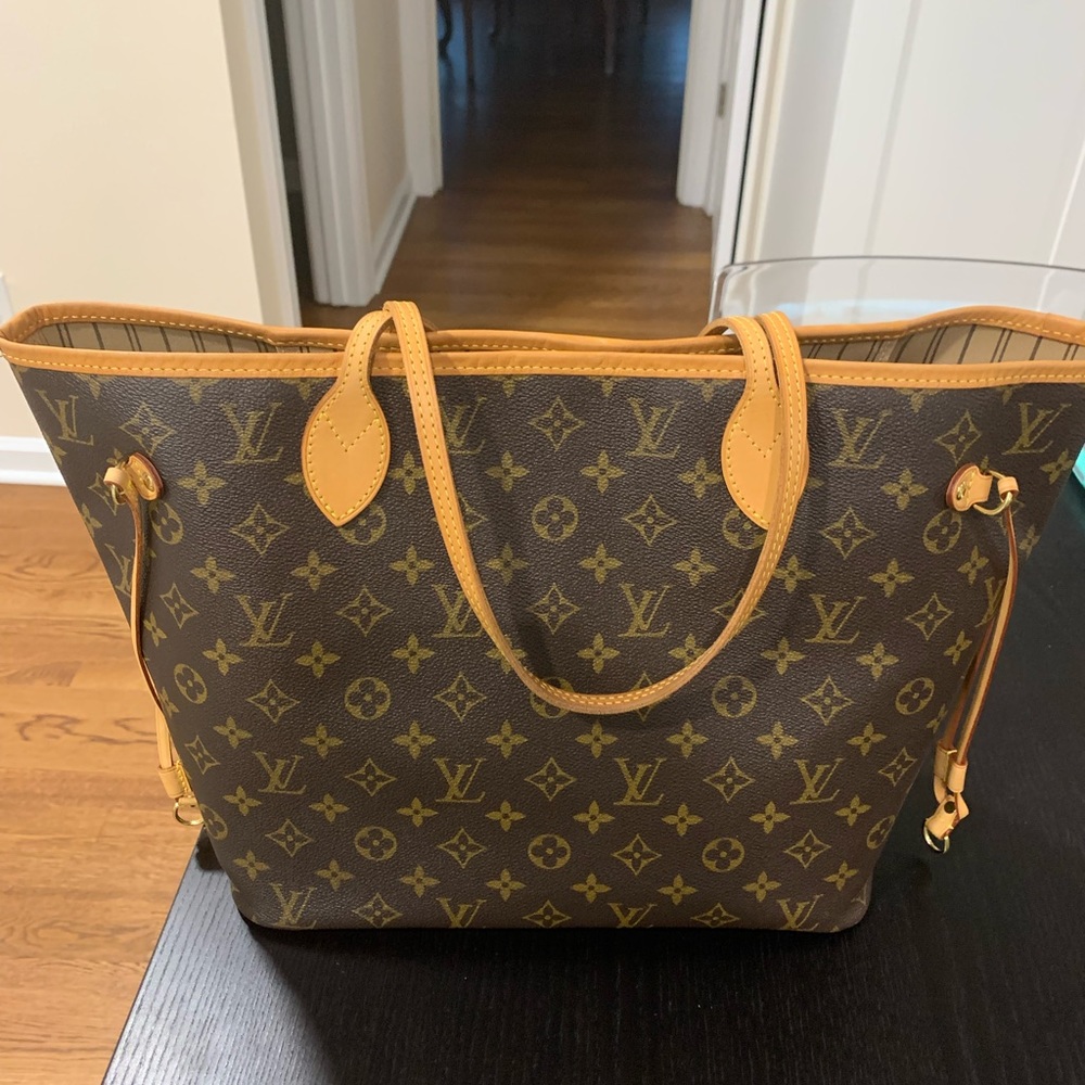 Pre-love LV authentic Neverfull MM. in excellent condition.